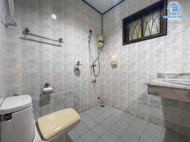 บ้านเดี่ยวมือสองย่านปทุมธานี ม.ปาริชาติ ถนน 345 บ้านแบรนด์คุณภาพระดับ L&H บนเนื้อที่กว้าง 81 ตร.ว. ฟังก์ชัน 4 ห้องนอน 3 ห้องน้ำ 2 ที่จอดรถ บนทำเลดี เชื่อมต่อถ.สะพานนนทบุรี-บางบัวทอง, ถ.ติวานนท์ ได้บ้านหลังใหญ่ในราคาที่คุ้มที่สุด! รีบจองเลย!